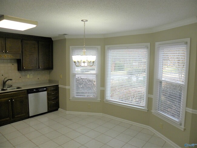 Building Photo - 102 W Lake Cir