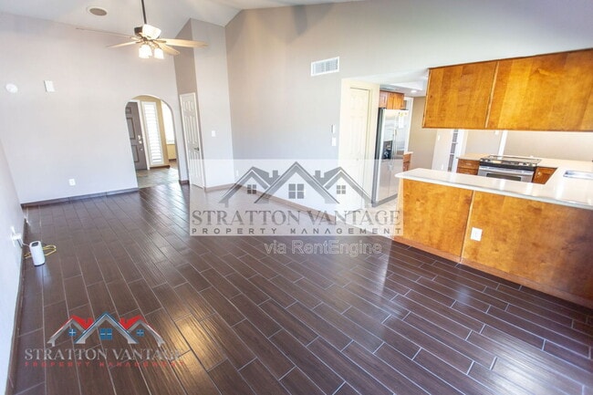 Building Photo - 944 W Meseto Ave