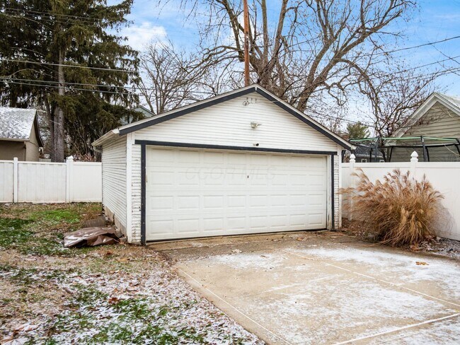 Building Photo - 495 Northview Dr