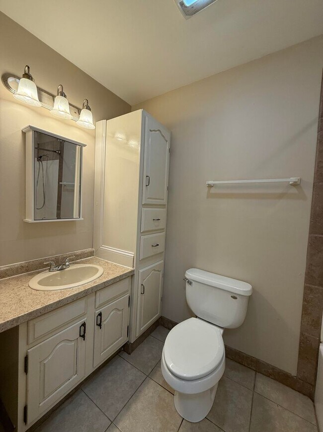 Building Photo - 3 Bedroom House Available Now!