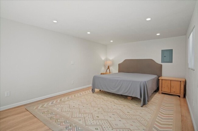 Building Photo - 1 Bed, 1 Bath in Carmel Valley DUPLEX