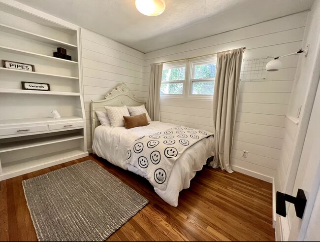 Building Photo - Your very own slice of Paradise...FURNISHE...