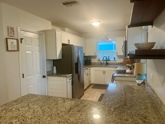 Building Photo - DUNEDIN FL LIVING 3/1 HOME