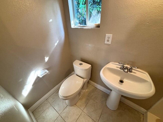 Building Photo - Spacious 2 Bedroom Home with 2 Bonus Rooms