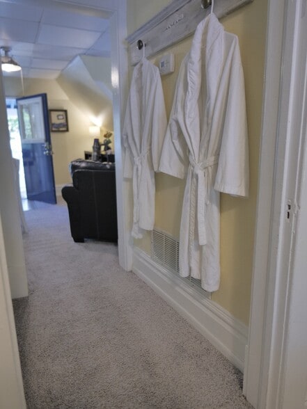 Building Photo - 814 E Cimarron St