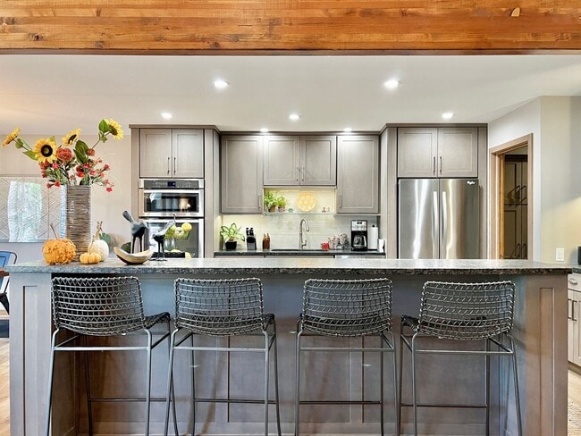 Building Photo - Sophisticated Condo Retreat on Old Mission Peninsula