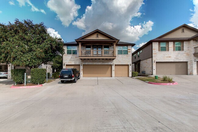 Building Photo - Immaculately Maintained 2/2.5 Townhome In ...