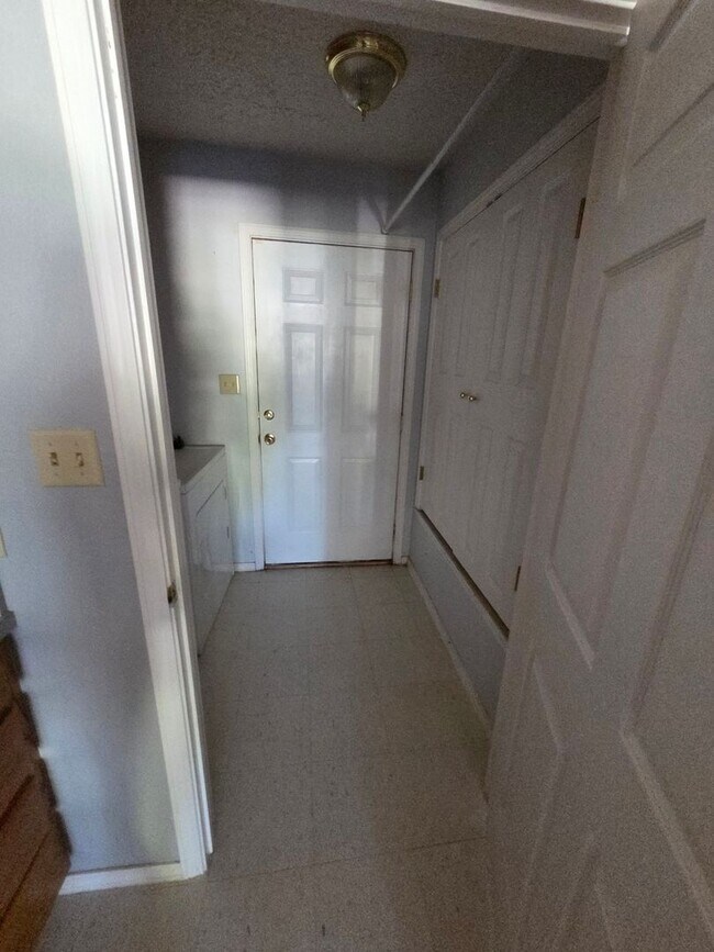 Building Photo - 420 E 9th St