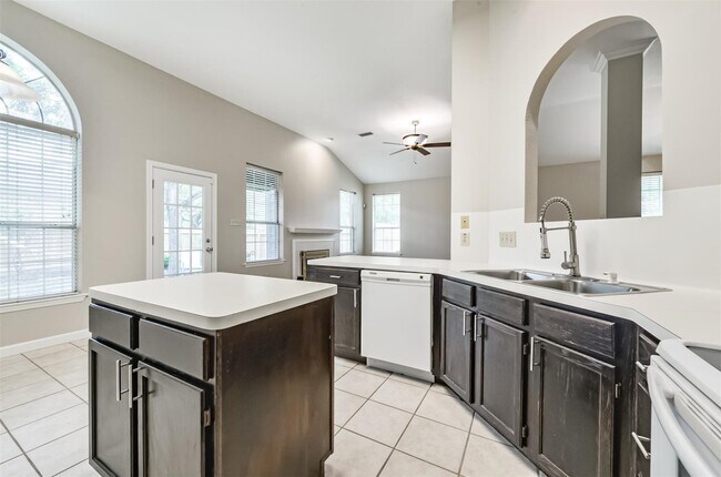 Building Photo - 15019 Trumpet Vine Ln