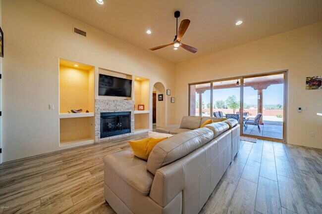 Building Photo - 335 Latigo Way