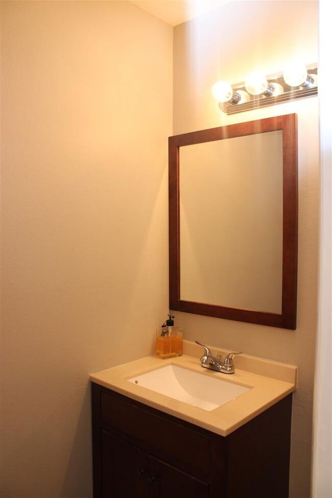 Building Photo - Beautiful 2 Bedroom 1.5 Bathroom Condo!