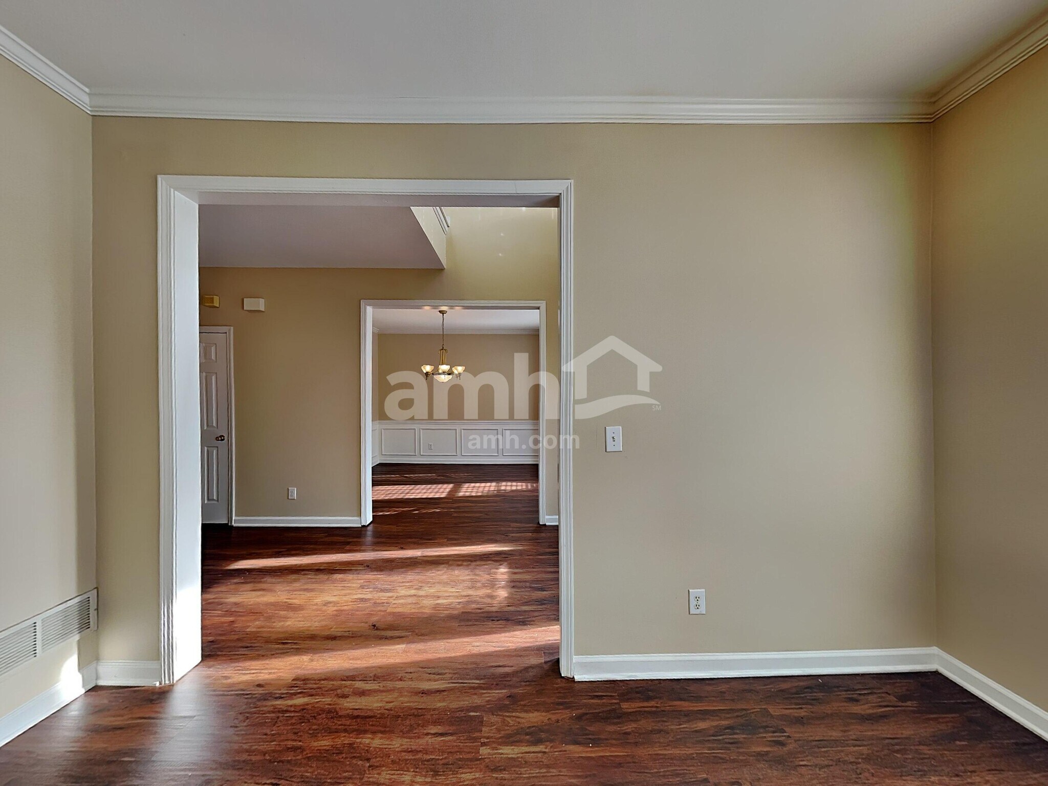 Building Photo - 3305 Maple Terrace Dr