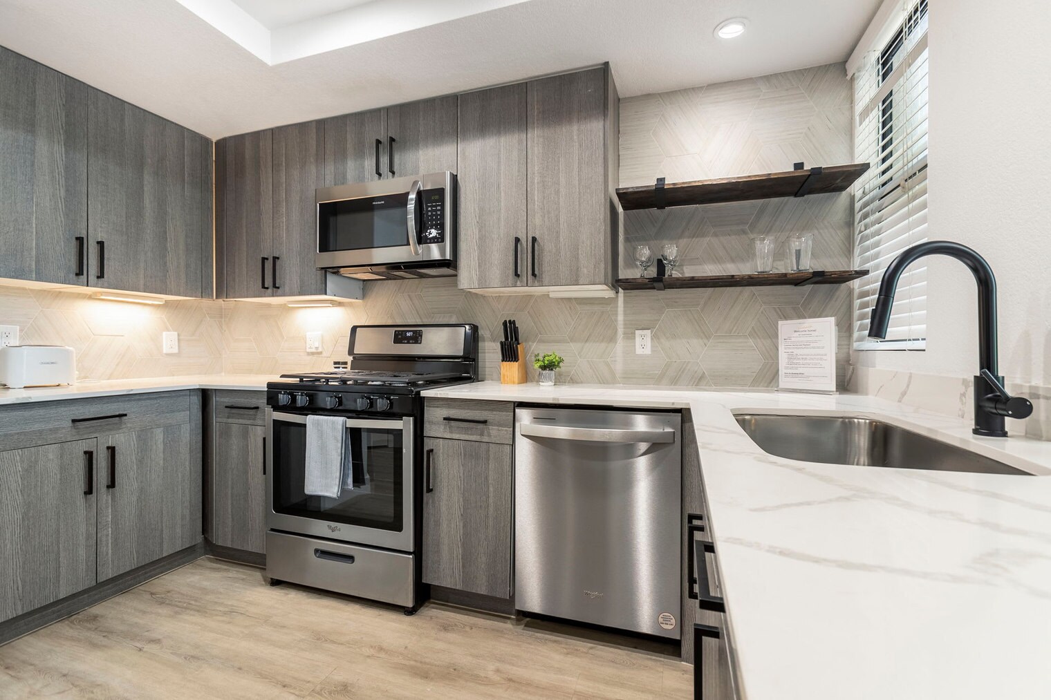 Building Photo - 15608 N 71st St