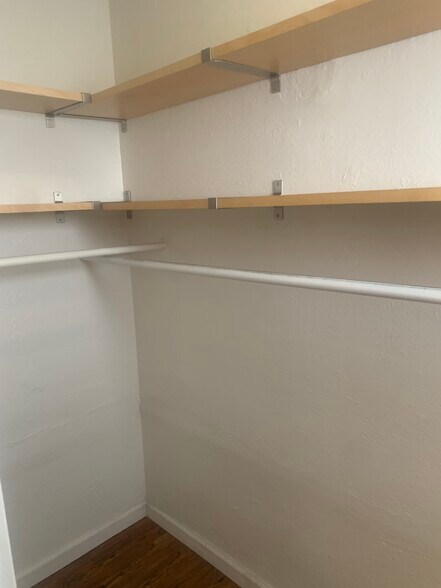 Building Photo - 1033 E 4th St