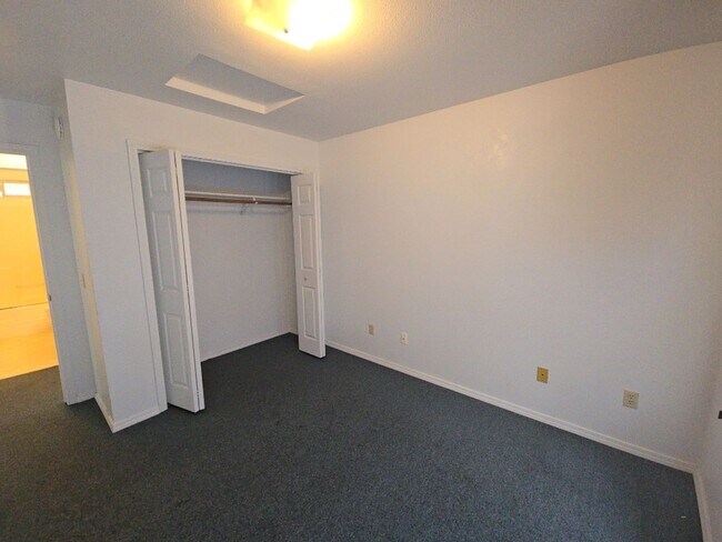 Building Photo - 830 Crescent Way