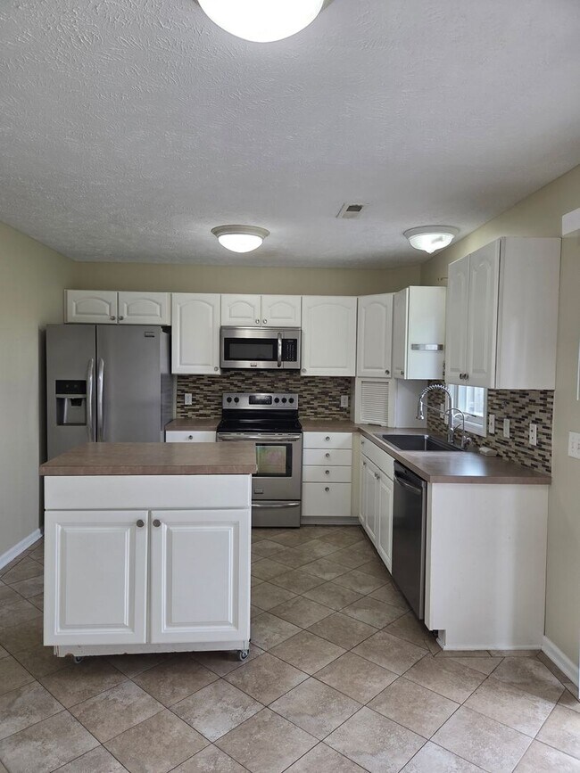 Building Photo - Beautiful 3-bedroom house available now