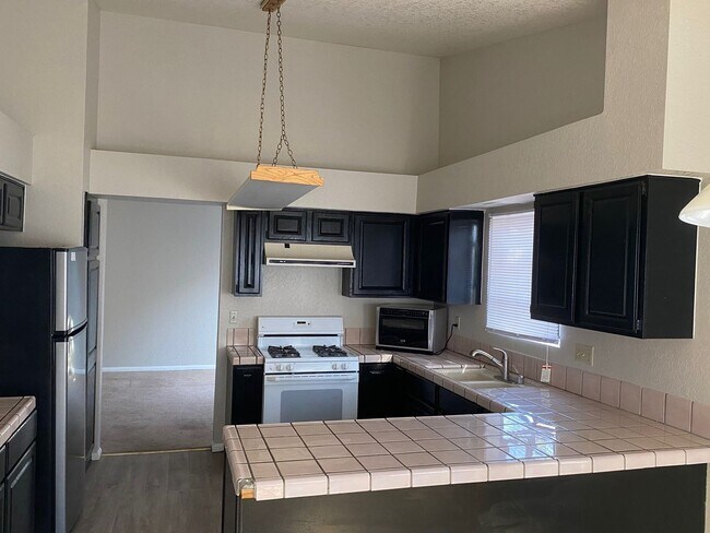 Building Photo - 3 Bedroom 2 Bathroom Home!