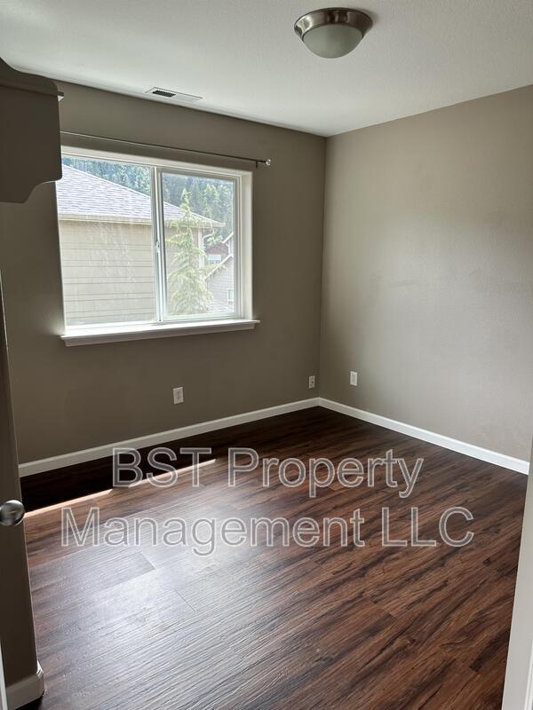 Building Photo - 227 Pioneer Dr