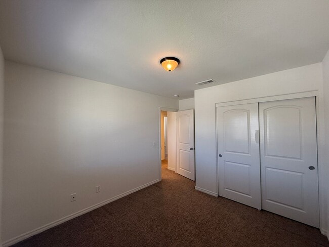 Building Photo - West Rosamond 5 bedroom