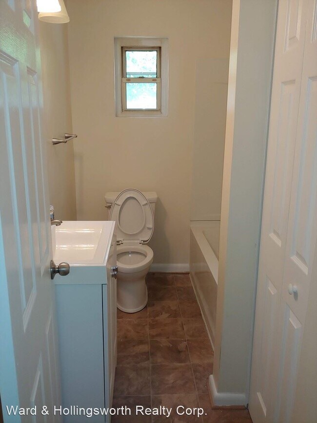 Building Photo - 2 br, 1 bath House - 942 Little Bay Avenue #4