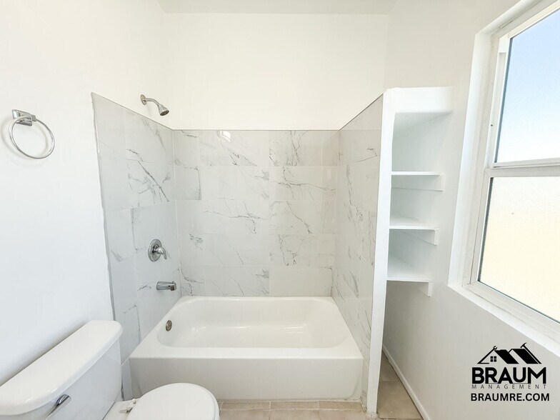 Building Photo - 11035 Moorpark St