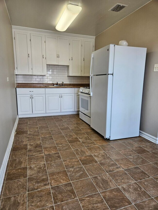 Building Photo - Lovely One Bedroom Apartment - Conveniently Located!