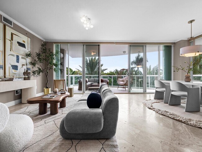 Building Photo - 2645 S Bayshore Dr