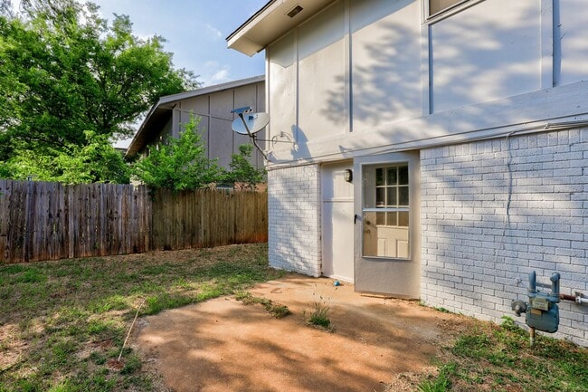 Building Photo - 4 Bedroom,2.5 Bath and 2 Car Garage Duplex with Fireplace and Prime Location Near Lake Hefner
