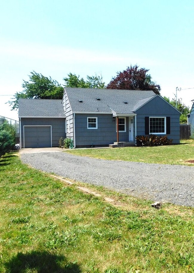 Building Photo - Adorable 2 Bedroom 1 Bath House With A Large Bonus Room