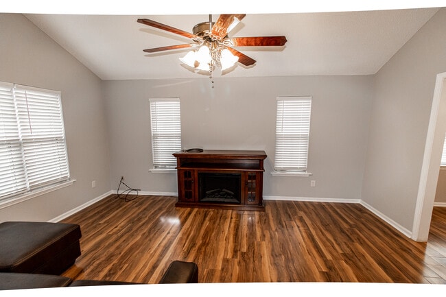 Building Photo - 104 Green Tree Ct