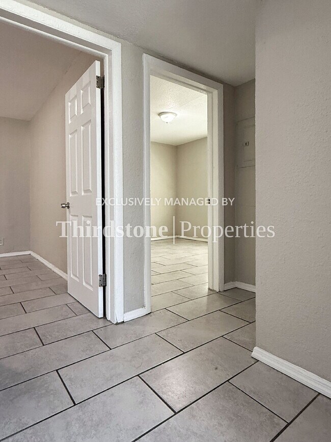 Building Photo - 1437 W 26th St