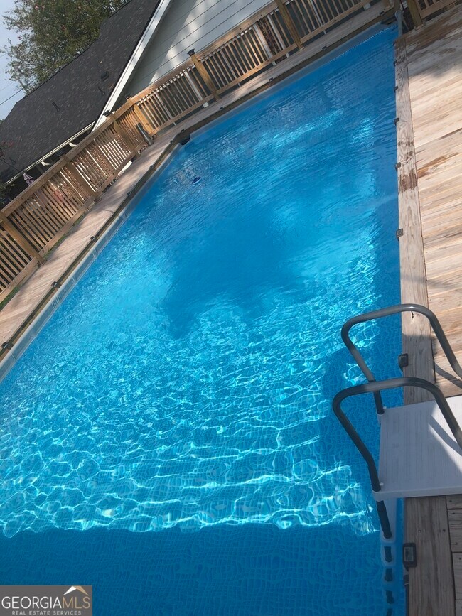 Building Photo - 102 Pine Grove Dr