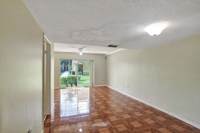 Building Photo - Townhouse with 2 Beds, 2.5 Baths, In-Unit ...