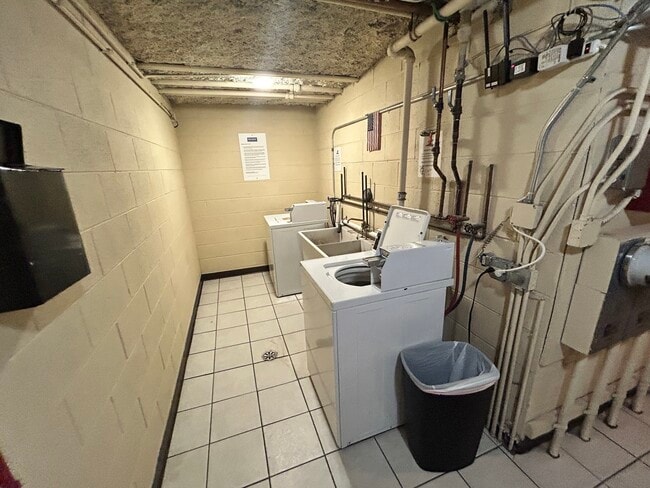 Building Photo - 677 S River Rd