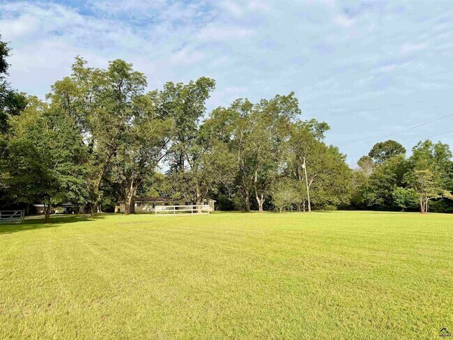 Building Photo - 533 Lake Joy Rd