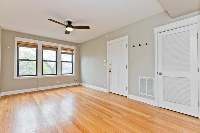 Building Photo - 2 bedroom in Chicago IL 60618