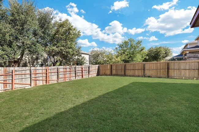 Building Photo - Move-In Ready Home with New Flooring and A...