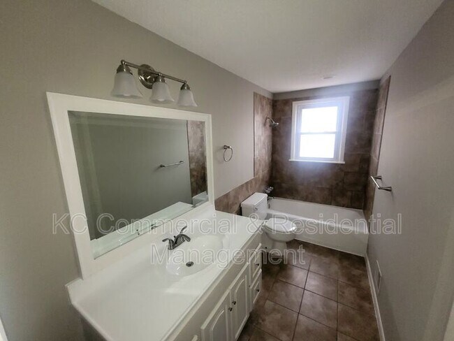 Building Photo - 11400 N Charlotte St