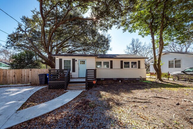 Building Photo - 1511 Larry St