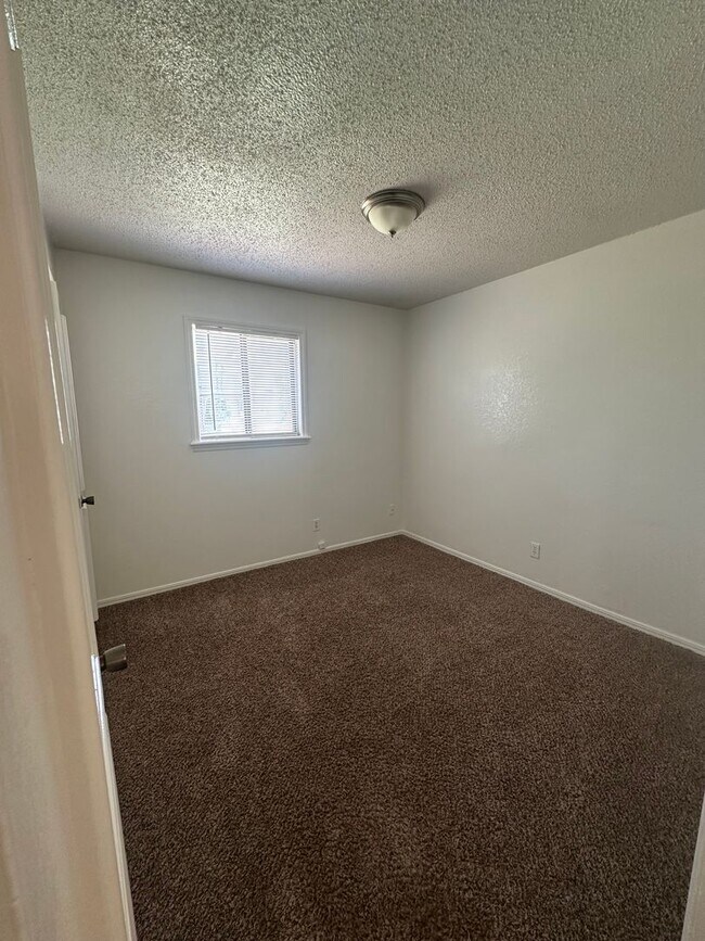 Building Photo - 3 bed, 1 bath, 1 car garage
