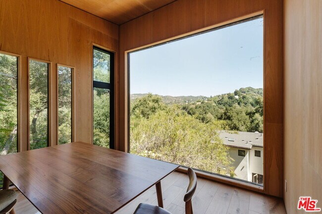 Building Photo - 1149 Old Topanga Canyon Rd