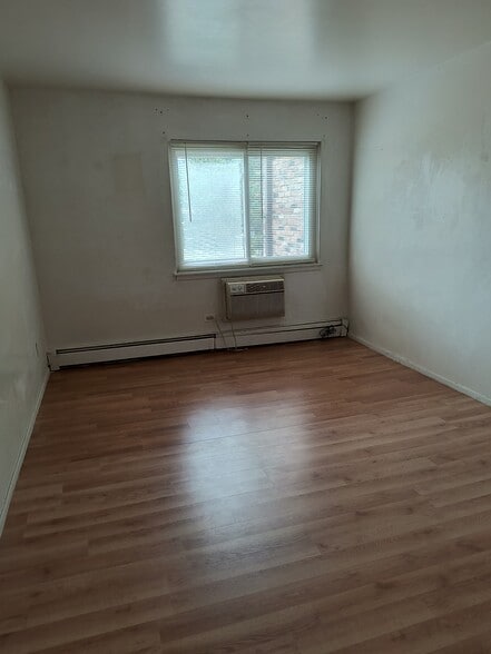 Building Photo - 670 Hill Dr