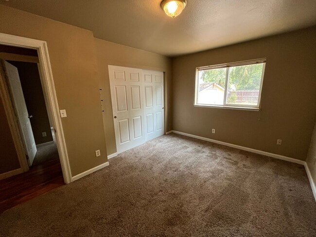 Building Photo - Great 3 bdrm, 1.5 bath house