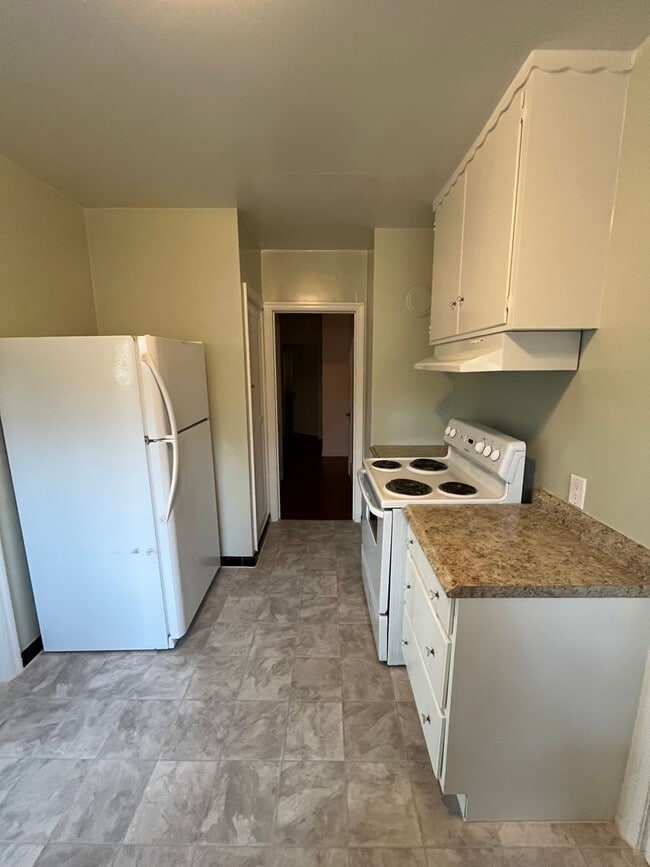 Building Photo - Charming 3 Bedroom 1.5 Bath Rural Tudor Revival Home