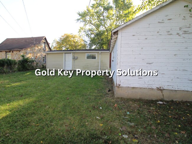 Building Photo - Cute 2 BR 1 BA House with Enclosed Porch a...