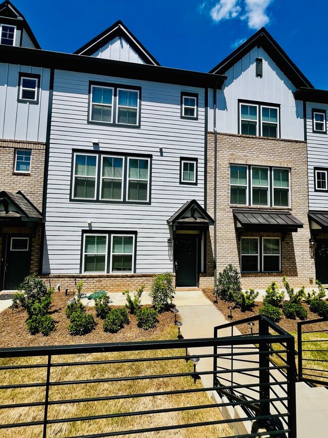 Building Photo - Beautiful 4BR Townhouse in Ballantyne