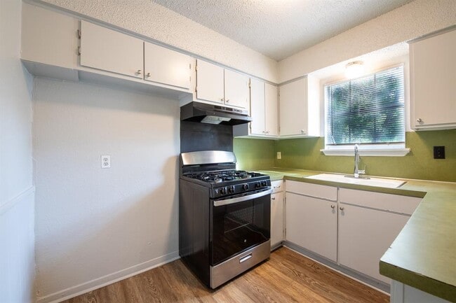 Building Photo - 5900 Glen Meadow Dr