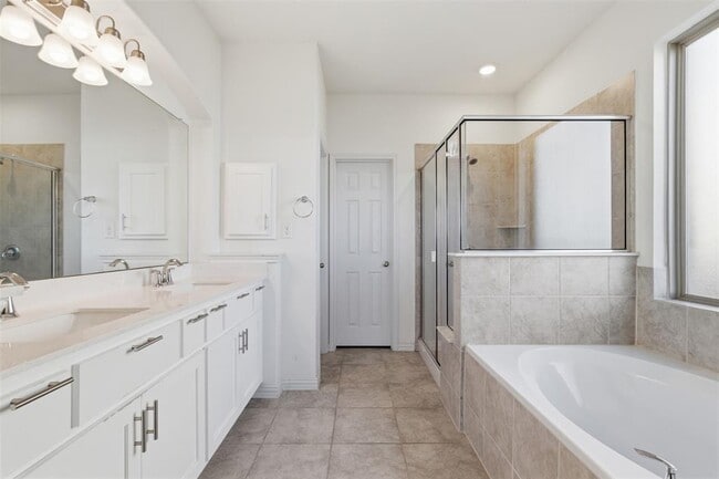 Building Photo - 3200 Hidalgo Loop