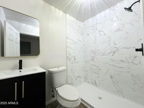 Building Photo - 946 E 12th St