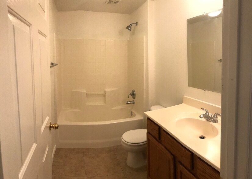 Master bathroom - 2687 Calle de Mercado